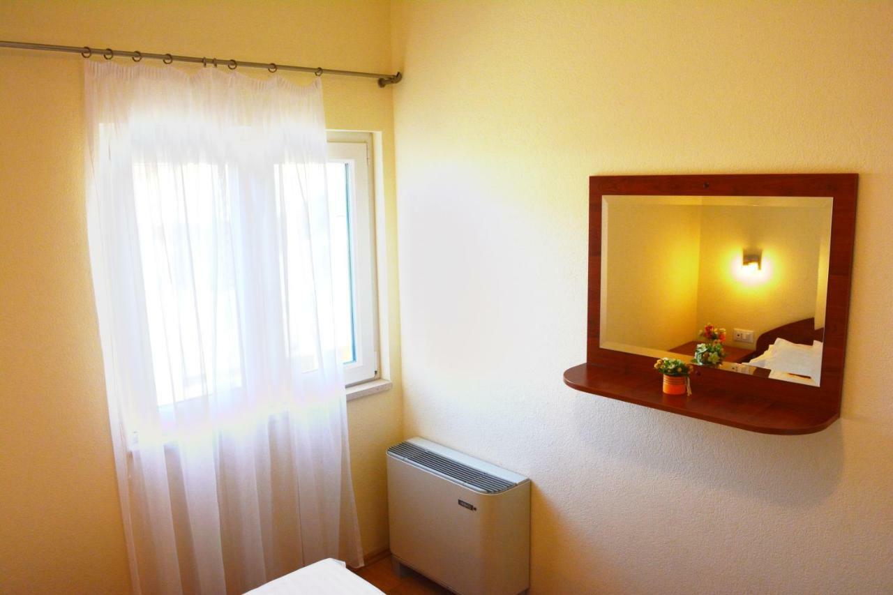 Apartments Villa Lili Tučepi Rom bilde